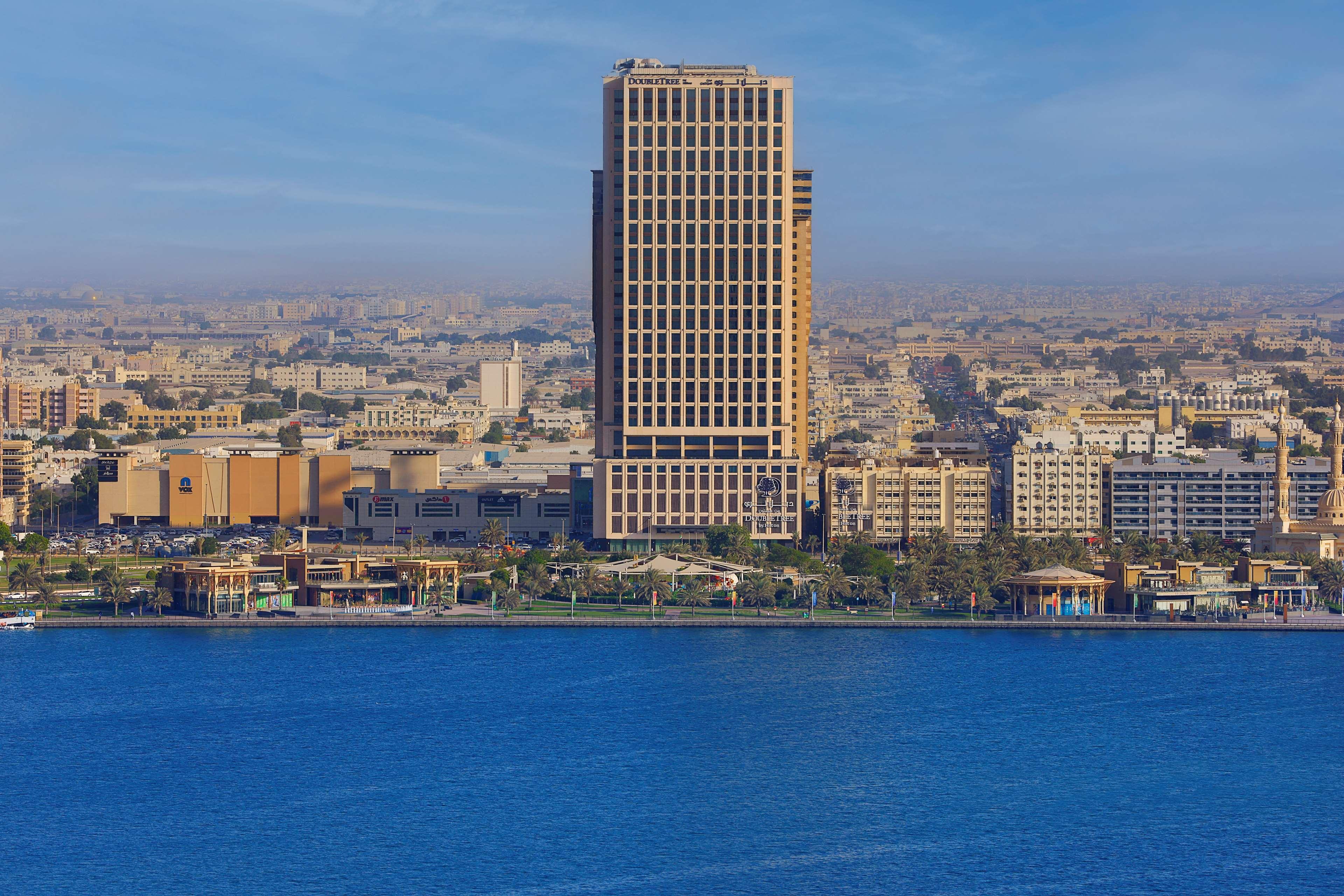 Doubletree By Hilton Sharjah Waterfront Hotel And Residences Exterior foto