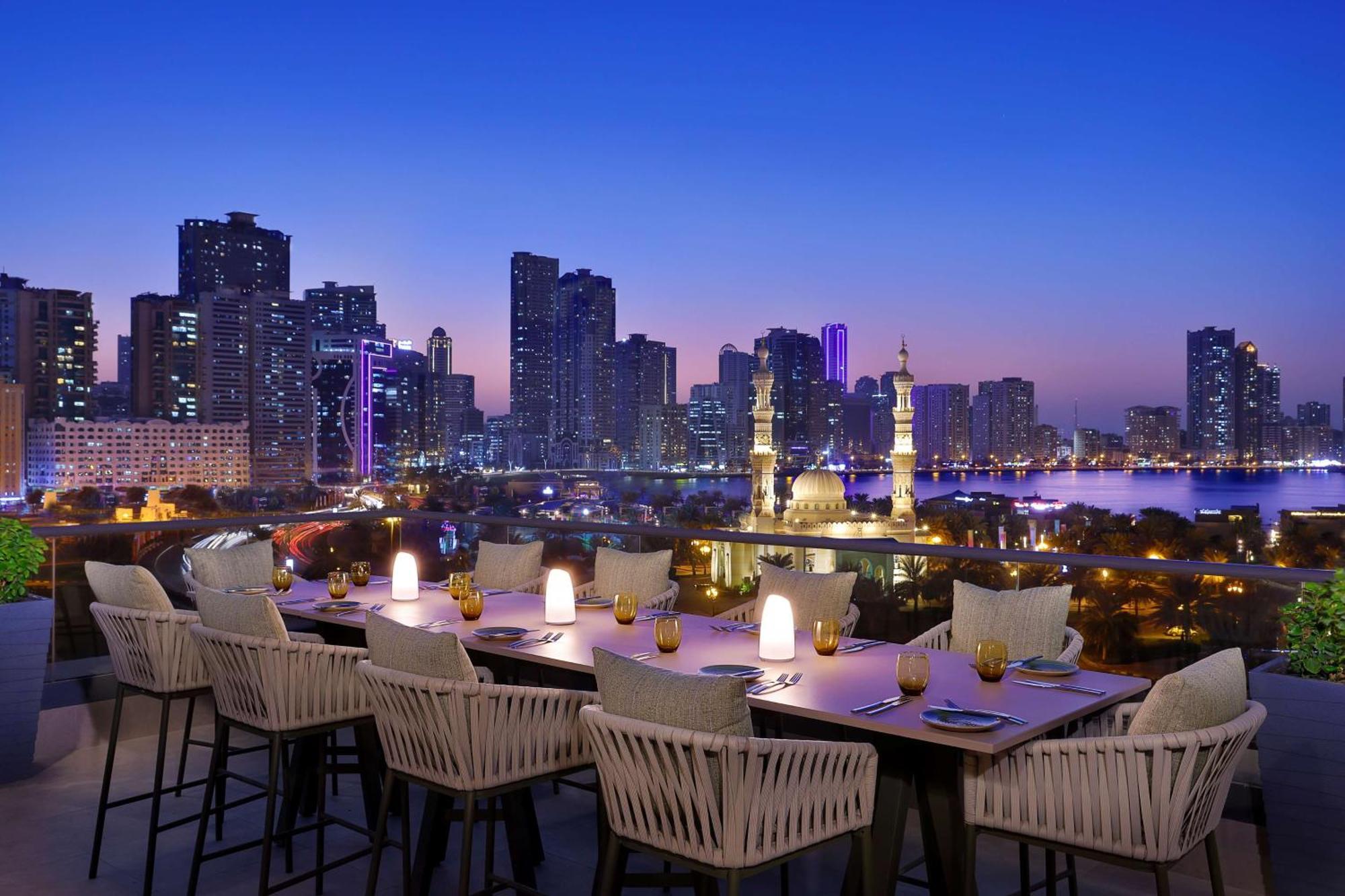 Doubletree By Hilton Sharjah Waterfront Hotel And Residences Exterior foto