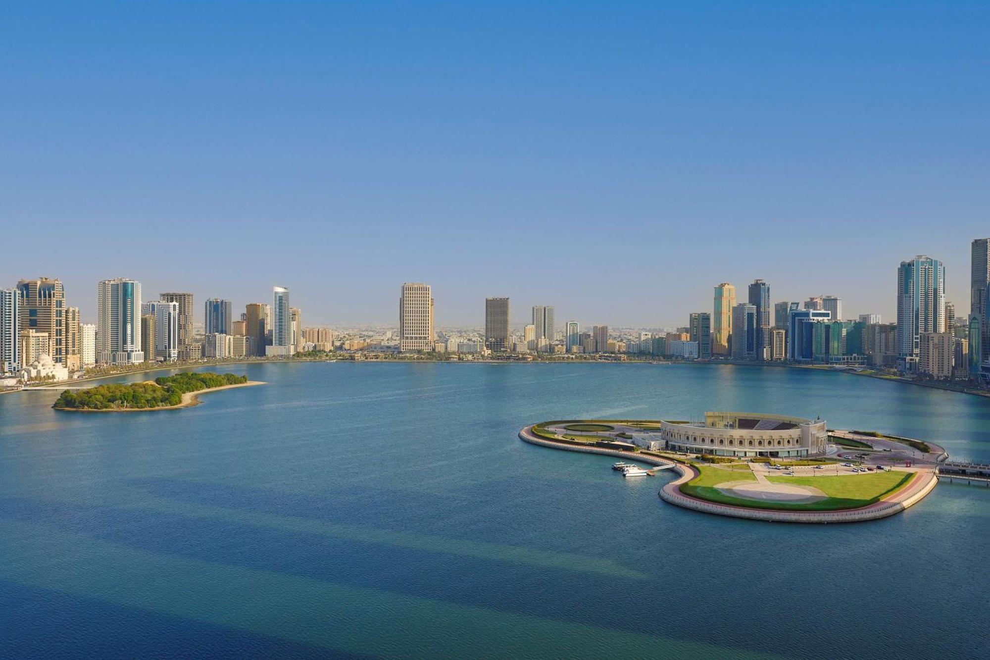 Doubletree By Hilton Sharjah Waterfront Hotel And Residences Exterior foto