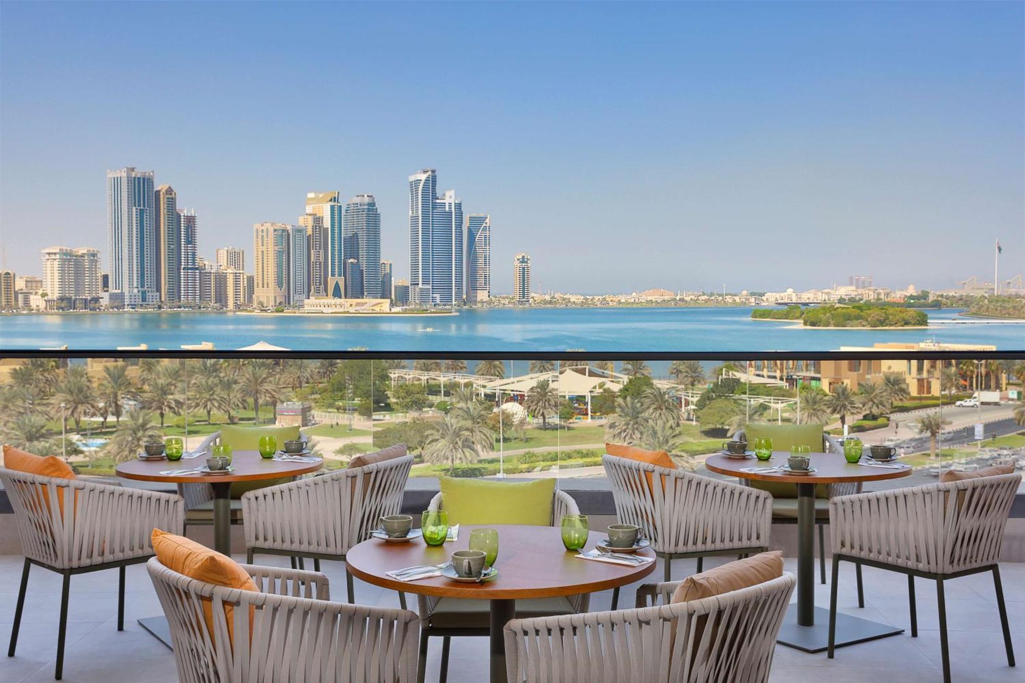 Doubletree By Hilton Sharjah Waterfront Hotel And Residences Exterior foto